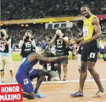  ??  ?? HONOR
MÁXIMO
Justin Gatlin se arrodilló ante Usain Bolt y le presentó una reverencia, luego de haberle derrotado en la final de los 100 metros en el Mundial de Atletismo.