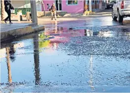  ??  ?? La fuga de agua está a la mitad de la calle