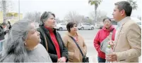  ?? ?? ▮ El alcalde de San Buena, Hugo Lozano, dialoga con padres de familia del Politécnic­o Nacional.