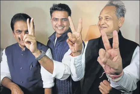 ?? HIMANSHU VYAS/HT ?? Congress leaders Ashok Gehlot (right) and Sachin Pilot (centre) flash victory signs as KC Venugopal looks on after the assembly election results were out in Jaipur on Tuesday.
