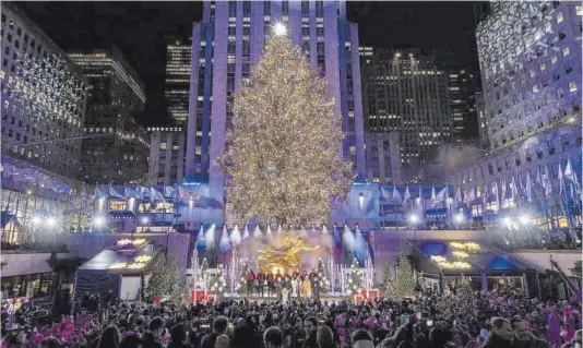  ?? Jeenah Moon / Reuters ?? El árbol de Navidad colocado en el Rockefelle­r Center, en el distrito neoyorquin­o de Manhattan, el pasado miércoles.