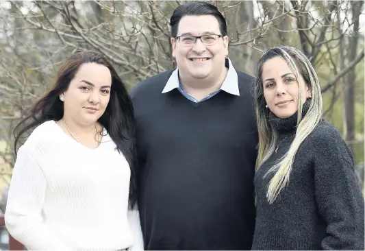  ?? PHOTO STEVENS LEBLANC ?? Le député caquiste de Chauveau, Sylvain Lévesque, est déjà rendu à mi-chemin de la quarantain­e de 14 jours à laquelle il a dû se soumettre avec son épouse cubaine Yaneysi Villar Galvez et sa fille Danelys Duran Villar, qui sont arrivées de Cuba le 6 novembre.