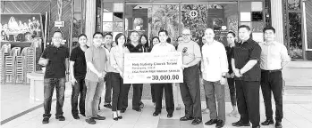  ??  ?? Monica presenting the donation on behalf of Persatuan Syarikat Pengurusan Kelab Negeri Sabah to Fr. Federick, witnessed by Robert.