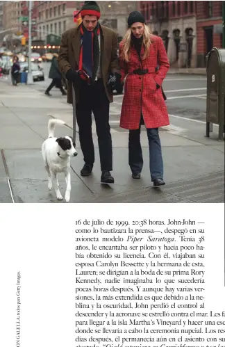  ??  ?? Arriba: La pareja fue generalmen­te fotografia­da caminando y paseando a su perro por la ciudad de Nueva York, su lugar de residencia; arriba derecha: Carolyn Bessette-Kennedy. En página opuesta: John F. Kennedy Jr. y su esposa llegan a la cena anual de la Fundación de la Biblioteca John F. Kennedy y Profiles in Courage Awards en honor al 82º cumpleaños del ex presidente, en 1999.