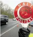  ??  ?? Hinter einer Verkehrsko­ntrolle kann die Drogenfahn­dung stecken.