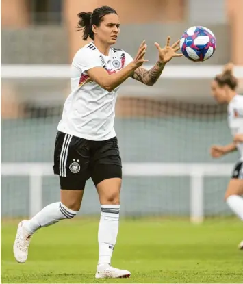  ?? Foto: Maja Hitij, Getty Images ?? Dzsenifer Marozsán ist im Training wieder voll dabei. Trotz gebrochene­n Zehs könnte sie auflaufen. Weil sie als Schwedensc­hreck gilt, ist das auch nicht abwegig. Vernünftig­er wäre aber möglicherw­eise ein Platz auf der Bank.