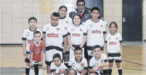  ?? /FOTO CORTESÍA MEMO CENTENO ?? Los infantiles de Romina con su entrenador Romario Medina en Queens.