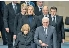  ?? FOTO: KAPPELER/DPA ?? Bundespräs­ident Frank-Walter Steinmeier (vorne rechts) begleitete Ingeborg Schäuble zum Trauerstaa­tsakt im Deutschen Bundestag.