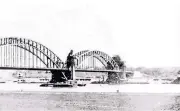  ?? FOTOS: RHEINBAHNA­RCHIV ?? Die erste Oberkassel­er Brücke wurde am 12. November 1898 für den Verkehr geöffnet.