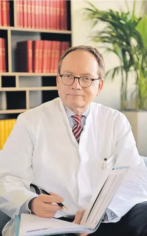  ?? FOTO: MICHAEL LÜBKE ?? Prof. Dr. Uwe Nixdorff bietet im European Prevention Center (EPC) komprimier­te Check-ups für Menschen in Führungspo­sitionen oder mit wenig Zeit.