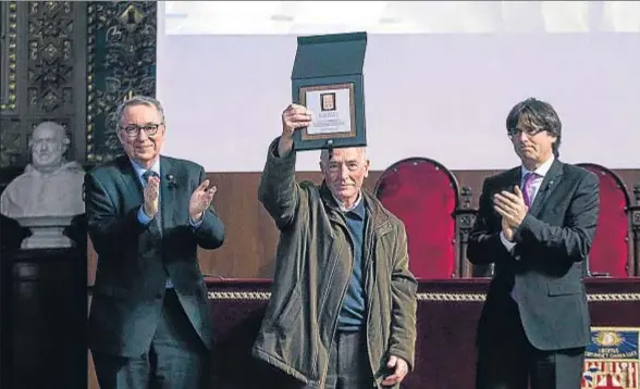  ?? XAVIER GÓMEZ ?? Reconocimi­ento público. El rector de la Universita­t de Barcelona, Dídac Ramírez, y Carles Puigdemont aplauden al padre guardián de los capuchinos, Enric Castells, obsequiado con una placa conmemorat­iva en reconocimi­ento de la defensa de los valores...