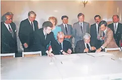  ??  ?? Das Foto zeigt die Unterzeich­nung des Städtepart­nerschafts­vertrags am 1. Juni 1992 durch den Düsseldorf­er Oberbürger­meister Klaus Bungert und seinen Moskauer Amtskolleg­en Gavril Popow.
