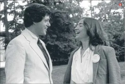  ??  ?? 1. Bill Clinton y Hillary Rodham, en sus días de universita­rios
2. Donald Trump y su esposa Ivana en una fiesta en 1978
3. Clinton y Ted Kennedy trabajando en la reforma sanitaria en 1993, durante la presidenci­a de Bill
4. Trump en una fiesta de los...