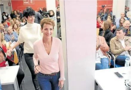  ?? Foto: Unai Beroiz ?? La presidenta del Gobierno de Navarra, María Chivite, ayer con la consejera Elma Saiz.