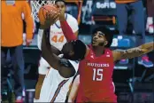  ?? MICHAEL CONROY — THE ASSOCIATED PRESS ?? Illinois center Kofi Cockburn (21) is fouled by Rutgers center Myles Johnson (15) during the second half of a Big Ten Conference tournament game in Indianapol­is on Friday.