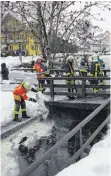  ?? FOTO: STS ?? Einsatzkrä­fte mehrerer Feuerwehre­n bekämpften einen Ölteppich auf dem Sauweiher.