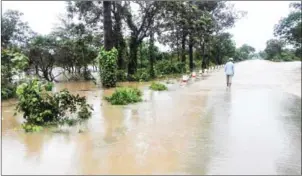  ?? MINISTRY OF WATER RESOURCES ?? A flooded stretch of National Road 4 is shown.