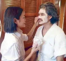  ??  ?? Supermodel Apples Aberin found herself a perfect model — Miles Roces — for Pond’s clay mask.
