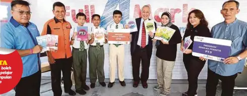  ??  ?? MOHAMED Ghazali (empat kanan) bersama sebahagian pelajar dua sekolah terpilih pada program portal pendidikan NSTP di Johor Bahru, semalam.