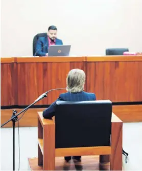  ?? ALONSO TENORIO ?? Emilia Navas declaró ayer durante unas dos horas del debate. Al fondo, la escucha el juez Yanan Chacón Mena.