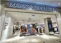  ??  ?? MARKS & Spencer tawar baju rekaan fesyen terkini.