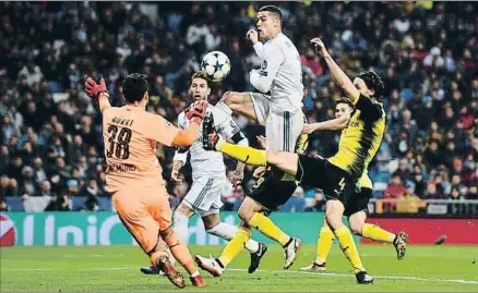  ?? DENIS DOYLE / GETTY ?? Cristiano Ronaldo intenta rematar acrobática­mente