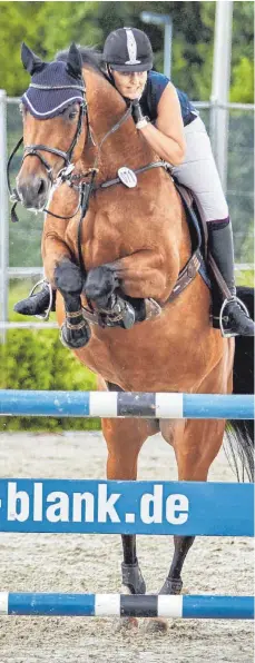  ?? FOTO: CHRISTIAN BITTNER ?? Katja Vaas auf ihrer Carissma siegte beim L-Springen auf der Röhlinger Anlage.