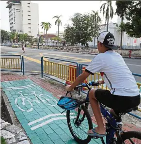  ??  ?? MBPP has taken the initiative to make Penang cycle-friendly by refurbishi­ng the backlanes and providing bicyle lanes on the roads. — CHAN BOON KAI/ The Star