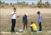  ?? PROVIDED TO CHINA DAILY ?? An agricultur­al expert from Shanghai Ocean University helps farmers grow fish and rice in Cambodia in April.