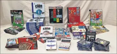  ??  ?? HISTORIA DEL FÚTBOL. Esta es la excepciona­l colección de trabajos que Salazar realizó para el Diario As.