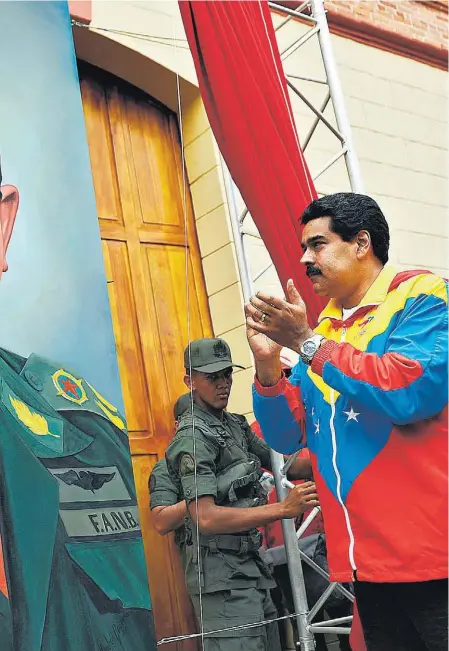  ?? GETTY ?? Nicolás Maduro observa un retrato de Chávez.