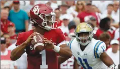  ?? LUIS SINCO/TRIBUNE NEWS SERVICE ?? Oklahoma quarterbac­k Kyler Murray (1) looks for an open receiver against UCLA on Sept. 8, 2018 in Norman, Okla.