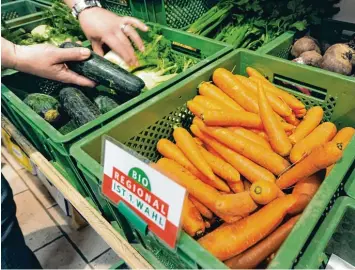  ?? Foto: Uli Deck, dpa ?? Viele Menschen, die regionale Produkte kaufen, tun das, weil ihnen die Umwelt am Herzen liegt. Doch nicht nur das ist ein Be weggrund für sie, zu Obst und Gemüse aus der Region zu greifen.
