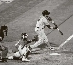  ?? Jed Jacobsohn / AP ?? Gurriel conecta un elevado de sacrificio para romper un empate en el séptimo inning tras un error de Oakland en el segundo juego de la doble cartelera.