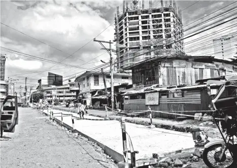  ?? MARK PERANDOS ?? AT LONG LAST. Acacia Street in Davao City, a common diversion for vehicles when traffic gets heavy, finally gets a concrete road after many years.