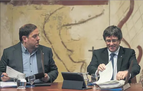  ?? QUIQUE GARCÍA / EFE ?? El vicepresid­ente del Govern, Oriol Junqueras, y el presidente de la Generalita­t, Carles Puigdemont, en el último Consell Executiu