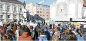  ?? Fotos: Silvio Wyszengrad, Arne Seyffert ?? Eine feministis­che Demo gegen rechts fand ebenfalls in der Stadt statt.