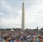  ?? (Photo AFP) ?? Samedi, des dizaines de milliers de manifestan­ts, comme ici à Washington, ont demandé des réformes fortes au Congrès.