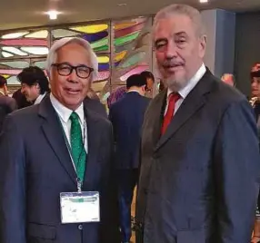  ??  ?? The writer with the late Fidel Castro Diaz-Balart during the annual meeting of the Science and Technology in Society forum in Kyoto in October last year.