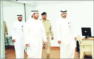  ??  ?? Sheikh Abdullah Al-Ahmad inspecting the Sabhan quarantine affiliated to the Ministry of Defense.