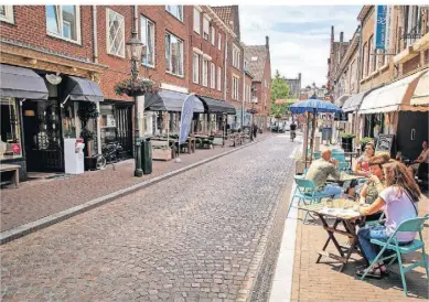  ?? ?? Festina Lente: Die kleinen Einkaufsst­raßen in Venlo – hier die Gasthuisst­raat, laden zum Frühlingsf­est.