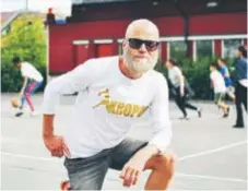  ?? FOTO: PATRIK EKSTRÖM ?? INBJUDAN. Akropols ordförande Mårten Westberg bjuder in till basketturn­ering 3x3 vid Ungdomens hus i Rinkeby hela sommaren.