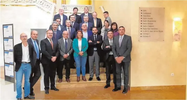  ?? JCCM ?? Los miembros de Fereco Castilla-La Mancha con la consejera de Fomento en la reunión que tuvieron recienteme­nte en Toledo