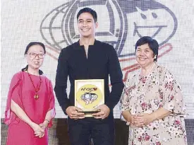  ??  ?? Piolo Pascual is elevated to Anak TV’s Makabata Hall of Fame