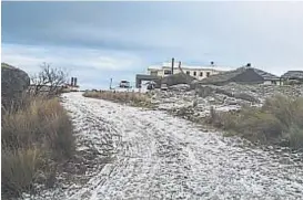  ?? (LA VOZ) ?? Nieve. Hotel La Posta, en Pampa de Achala, cubierto de blanco.