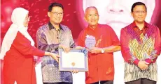  ?? ?? Julaihi (second left) presents a long service certificat­e to a retired staff member. Also seen are Rodziah and Dr Abdul Rahman.