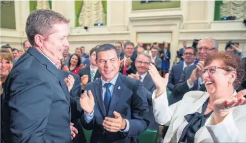  ??  ?? Andrew Scheer célèbre sa victoire au quartier général du PCC le 29 mai.