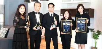  ??  ?? (From left) Yeo, Ting and team leaders Kelvin Lee Bun Siew, Vivien Sim Yang Chong and Esther Lee Siaw Fong pose with the awards.