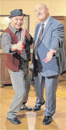  ?? FOTO: SWR/PETER A. SCHMIDT ?? Karlheinz Hartmann als Bürgermeis­ter (rechts) und Albin Braig als Hausmeiste­r Hannes kommen gemeinsam mit Herrn Stumpfes Zieh & Zupf Kapelle für zwei Tage in die Aalener Stadthalle.