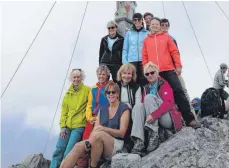  ?? FOTO: DAV ?? Auf dem Gipfel: ( oben von links) Roswitha Bronner, Sonja Höhn, Heidrun Streicher, Yvonne Schiemann, Beate Ott, unten Felicitas Mandel, Birgit Weber, Gerlinde Schäfer, Cordula Bühler, Gaby Hauser.